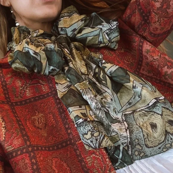 Green silk Scarf - Picture 5 of 8